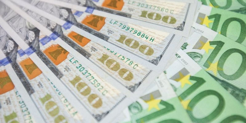 Курс валют НБУ. Долар і євро рушили в різні боки
